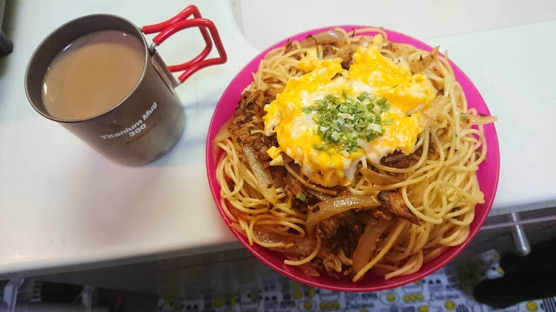 桜花さんのインスタグラム写真 - (桜花Instagram)「おうちでも山気分🍀＼(^^)／🗻 その９  本日はタマネギツナのハピピーンエッグパスタ！🍀withカフェオレ🌼 (動画撮ってたらちょっと焦げました😁ガビボーン)  #山気分  #山ごはん  #山登り #おうちごはん  #yamakibun  #yamagohan #mountain  #mountains #mountainfood」6月11日 15時04分 - mountainohka