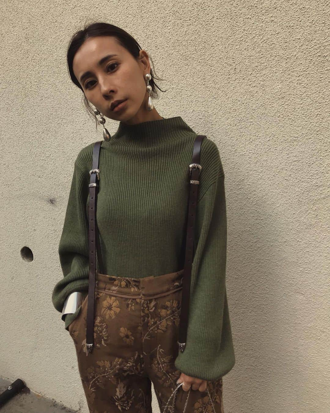 黒石奈央子さんのインスタグラム写真 - (黒石奈央子Instagram)「AMERI AW ふく . VIOLET NOBLE 2way PT ¥18500+tax その他  AW .  西陣織をイメージして作ったオリジナルジャガードのNOBLEシリーズ！パンツはなんとレザーのサスペンダー付き♫ .  先行予約期間第2弾  6/20〜6/24 web & 心斎橋 6/20.21  代官山 6/22〜6/24  ルミネ  @ameri_shinjuku @amerivintage @ameri_daikanyama @ameri.shinsaibashi #ameri#amerivintage #fashion #coordinate#ootd#outfit#osanposnap #705_outfit #大人ファッション #大人コーディネート #大人スタイル #modestyle #modefashion#modecasual #2019autumnwinter#先行予約 #japonism」6月11日 15時09分 - blackstone705