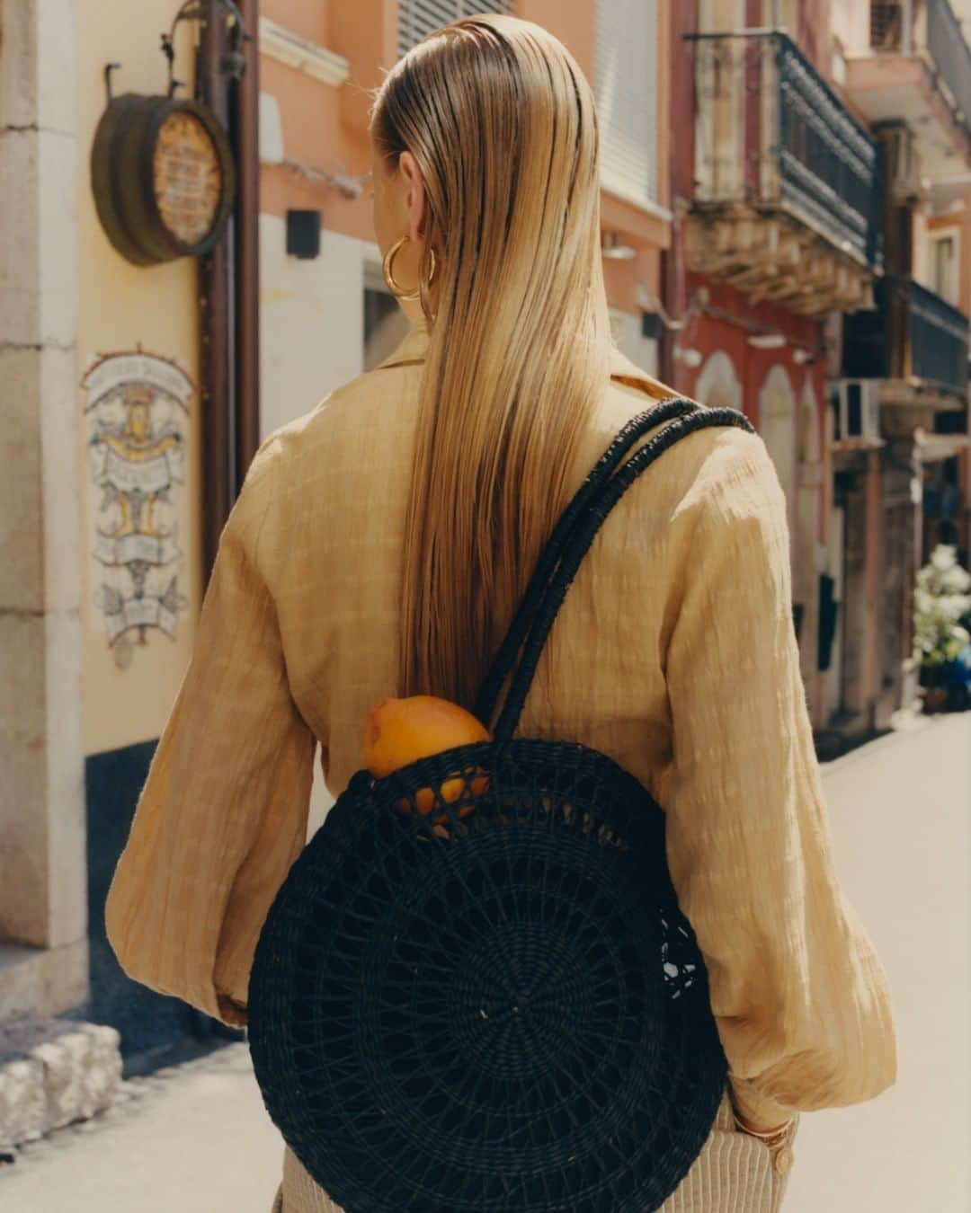 ASOSさんのインスタグラム写真 - (ASOSInstagram)「For those must-carry essentials 🔎 ASOS DESIGN circle straw bags (1401600) ASOS DESIGN twist top (1393206) 🗣 Image description: model walking down the road with black circular bag」6月11日 15時10分 - asos