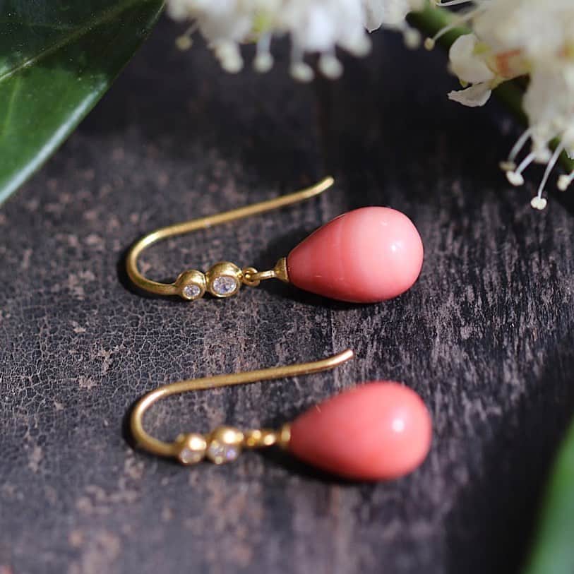 ジュリーサンドラゥさんのインスタグラム写真 - (ジュリーサンドラゥInstagram)「Pink corals to brighten up your summer. Capri earrings in 22 carat gold plated silver with bright zirconia and real corals. A limited edition style that can be bought as long as it is in stock. ✨ . . . #capri #juliesandlau #juliesandlaujewelry #jewelry #earrings #coral #gold #zirconia」6月11日 15時24分 - juliesandlau