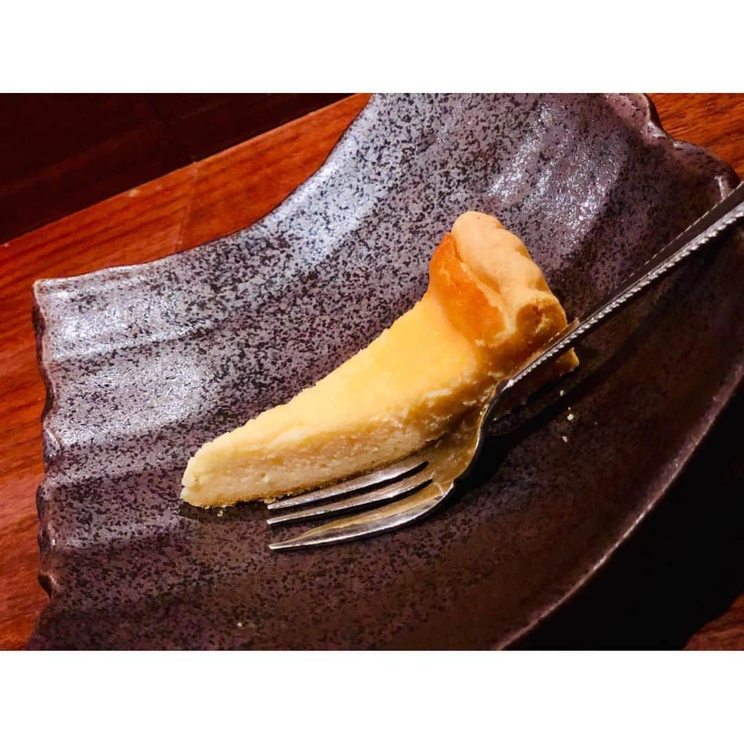 織田千穂さんのインスタグラム写真 - (織田千穂Instagram)「私の大好きなチーズ(ﾉ ´ω`)ﾉ=͟͟͞͞🧀が とことん堪能出来るお店💜✨ 自由が丘Cheese亭に行って来ました💕 * 自由が丘駅徒歩30秒というアクセスの良さ🐾 名前からPOPなお店と思いきや 店内に入るとカウンター席が並ぶ とってもお洒落なお店❤️ 常に満席で大盛況でした‪\(ᯅ̈ )/‬‼️ * 今回は…お試しコースで🧀💗 💟アミューズ(冷製ポタージュ) 和の風味が感じられる一品 * * 💟三種の前菜盛 (ポテサラ、鴨ロースト、白カビチーズ) 目の前で削り立てチーズを お花の様にカットして盛り付け🌸 まろやかチーズと ふわふわチーズとの相性もバッチリでした💗 * * 💟本日の肉料理(蝦夷鹿ロースト) グリルされたお野菜と鹿肉 とても良質な味わいでペロリ🤤 * * 💟チーズリゾット 目の前でバーナーで🔥🔥🔥 香ばしくてクリーミー且つマイルドで絶品💙 & 💟カプレーゼ 大好きなカプレーゼ💓 とろとろもちもち大事に味わって頂きましたw * * 💟酒粕チーズケーキ ただのチーズケーキじゃない所がこだわり💙 しっかり酒粕味がして大人のチーズケーキ🍰 * 女子の大好きなチーズが 色んな形で楽しめます💜✨ 盛り付けも美しく食欲がそそられます💕 * お酒🥃もこだわりのお酒が多数あり アルコール人気も高かったです💓 お肉に合うワインや日本酒🍶🍷なども👌 * 駅前なのでちょっと飲み直したい時に ふらっと寄るのもアリですし もちろんチーズ好きの方には超オススメ🧡✨ ✼••┈┈┈┈┈┈┈┈┈┈┈┈┈┈┈┈••✼ #cheese亭 #自由が丘cheese亭 #イタリアン #チーズ亭 #自由が丘チーズ亭 #自由が丘イタリアン #自由が丘 #グルメ部 #foodpic #l4l #foodie #自由が丘ディナー #女子会 #dinner #japanesestyle #晩ごはん #自由が丘グルメ #飯テロ #夜ごはん #ディナー #食べスタグラム #ootd #instafood #instafollow #japanesefood #foodstagram #フードスタグラム #肉スタグラ厶 #foodoftheday #グルメ好きな人と繋がりたい ✼••┈┈┈┈┈┈┈┈┈┈┈┈┈┈┈┈••✼」6月11日 15時22分 - chihoda