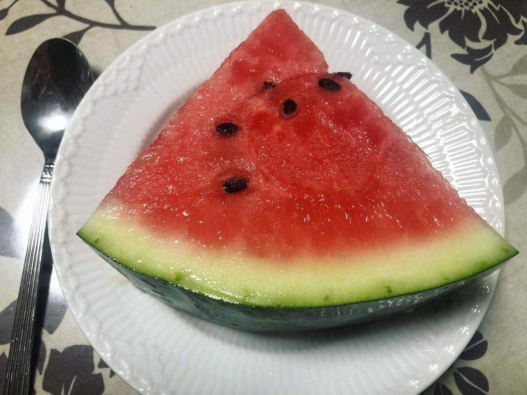 島津咲苗さんのインスタグラム写真 - (島津咲苗Instagram)「小さい頃から大好物のスイカ🍉 昨日の夜に実家で食べ、 今日の昼も祖父母の家で食べました🤤 しあわせだなぁ . . . #すいか #スイカ #すいか🍉 #西瓜 #スイカ大好き #きゅうりも好き #🍉」6月11日 15時30分 - sanae_shimazu