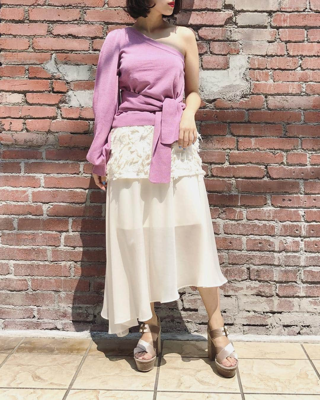 HONEY MI HONEY OFFICIALさんのインスタグラム写真 - (HONEY MI HONEY OFFICIALInstagram)「《FLYING SALE》 30%OFF！  waist ribbon oneshoulder knit ¥16,000→¥11,200 beige.purplepink.black  ぐっとモードな印象にしてくれるワンショルダーニット。ウエスト部分のリボンはフロントで結んでも背中で結んでも。単品使いだけでなくインナーにシャツを重ねたりとレイヤードスタイルでオシャレに決めてみても。ボリュームのある袖のシルエットにも注目。  @honeymihoney_official  @honeymihoney_style  #HONEYMIHONEY」6月11日 15時30分 - honeymihoney_official