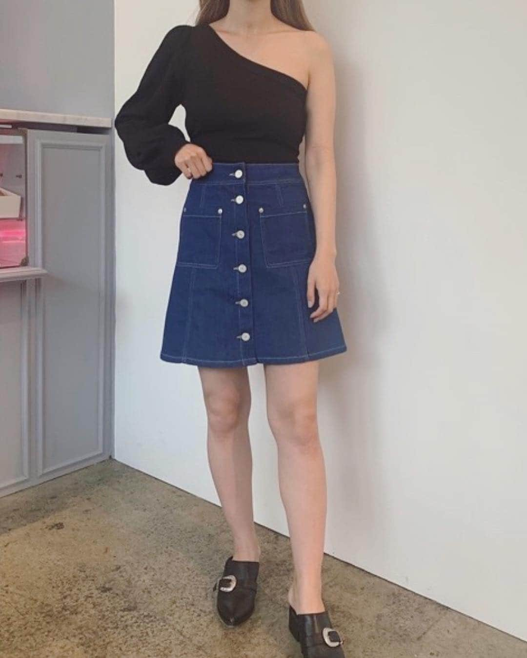 HONEY MI HONEY OFFICIALさんのインスタグラム写真 - (HONEY MI HONEY OFFICIALInstagram)「《FLYING SALE》 30%OFF！  waist ribbon oneshoulder knit ¥16,000→¥11,200 beige.purplepink.black  ぐっとモードな印象にしてくれるワンショルダーニット。ウエスト部分のリボンはフロントで結んでも背中で結んでも。単品使いだけでなくインナーにシャツを重ねたりとレイヤードスタイルでオシャレに決めてみても。ボリュームのある袖のシルエットにも注目。  @honeymihoney_official  @honeymihoney_style  #HONEYMIHONEY」6月11日 15時30分 - honeymihoney_official