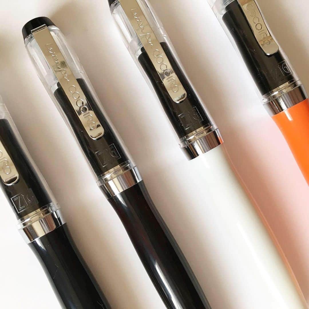 Kuretakeさんのインスタグラム写真 - (KuretakeInstagram)「ZIG Letterpen COCOIRO Superior Line 4 colors: SILKYCROW, BONECHINA, ESPRESSO, SWEETMANDARIN  透明キャップにシルバーのシックなクリップとリングを合わせた、より洗練されたデザインのCOCOIRO。 白の小箱に箔押しが施された上品なデザインで、ギフトに最適です！  More sophisticated COCOIRO with chic silver clip, ring and transparent cap, packaged by a white individual box with prints by foil stamping. The elegant and cute design will be perfect for gifts!  #kuretake #zigkuretake #COCOIRO #lettering  #ココイロ」6月11日 15時30分 - kuretakejapan