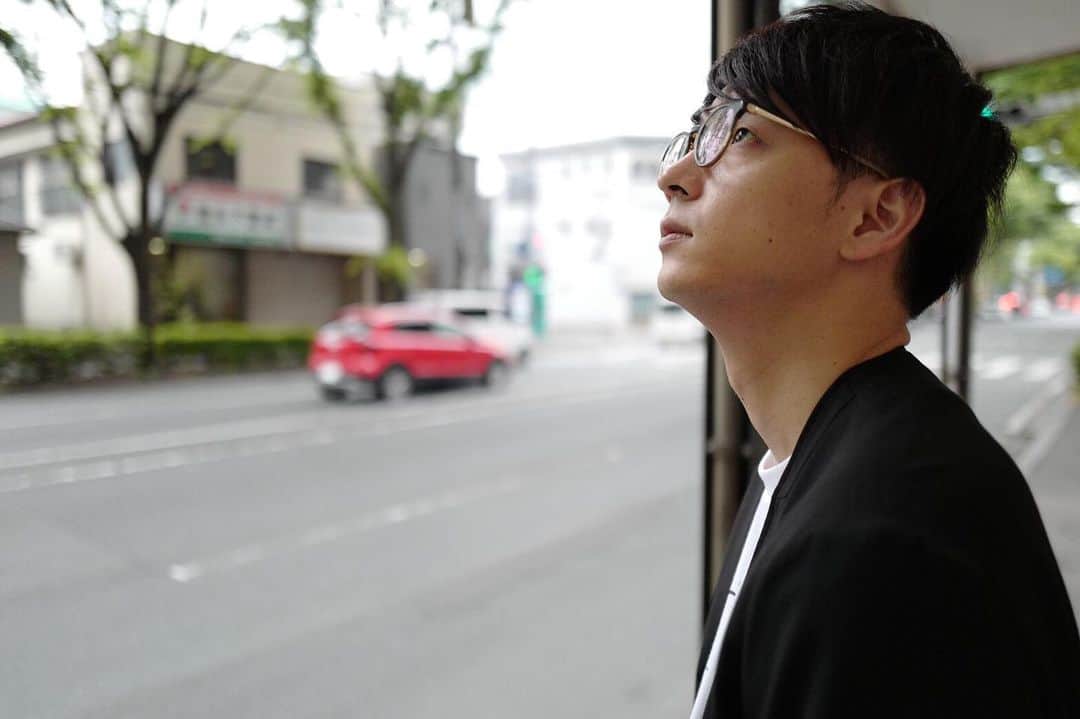 のインスタグラム：「UFO見つけたのにリアクション薄い奴  #なんかビーム的なん出てるのに #周りの人々は逃げ惑ってるのに #軍のミサイルとかまったく通用してないのに #地球を救うヒーローでもないのに #30秒後には自分が餌食になりそうなのに #まったく動じない奴」