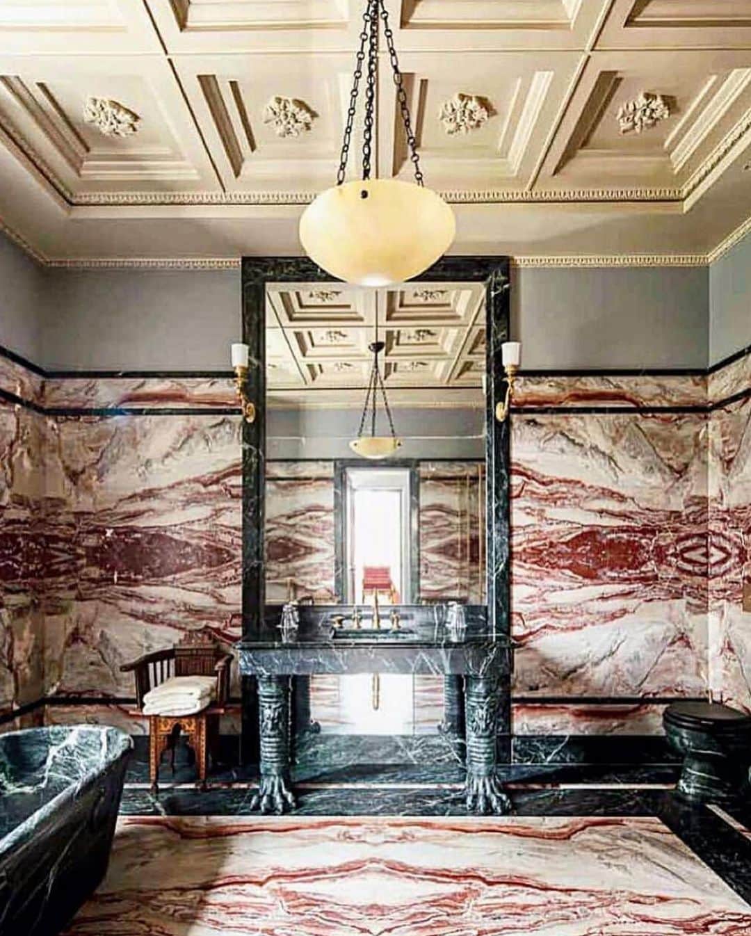 The Cool Hunterさんのインスタグラム写真 - (The Cool HunterInstagram)「The bathrooms of @villa_astor in Sorrento, Italy. Available to book via @theheritagecollection (left or right?). More on our insta stories #thecoolhunter #villaastor #sorrentoitaly」6月11日 15時32分 - thecoolhunter_