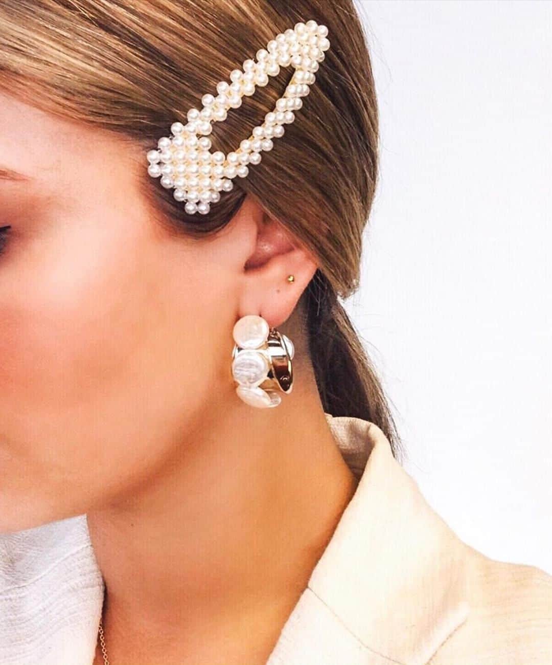 アクセサライズのインスタグラム：「Whether worn in an updo or decorating long flowing locks - your styling options are endless with our mega pearl clips. 📷 @loveisinthehairx_ 🔍 Hair clips - 7861691300 🔍 Earrings - available in store  Tap the link in the bio to shop now.  #Accessorize #Accessorizer」