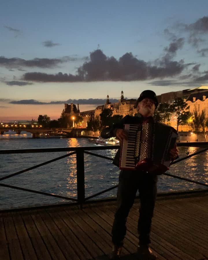 風間ゆみえのインスタグラム：「パリの素敵な時間  #paris #music #Akkordeon #Crépuscule」