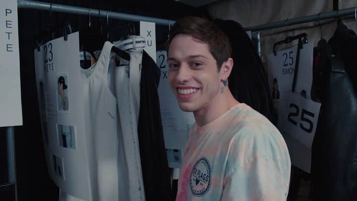 アレキサンダー・ワンのインスタグラム：「You’ve met @petedavidson the SNL star—now meet Pete Davidson the model. Follow along behind-the-scenes as he gets ready for our #Collection12020 runway show. Watch the full video on our @YouTube channel, link in bio.」