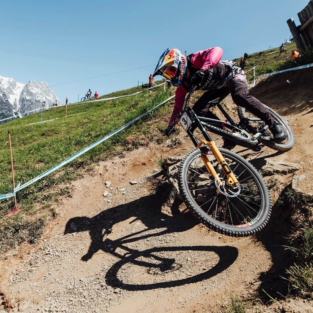 レッドブルさんのインスタグラム写真 - (レッドブルInstagram)「Congrats to this outstanding squad on their performance last weekend! 🚲: @valihoell at the UCI MTB Junior World Cup. 🚲: @loicbruni29 at the UCI MTB World Cup. 🎾: @domithiem at the French Open Finals. ⛳️: @lexi at the LPGA Tour. 🏍: @jorgeprado61 at the FIM MX2 World Championship. #redbull #celebrate #givesyouwings #winning #tennis #frenchopen #uci #mtb #golf」6月12日 1時01分 - redbull