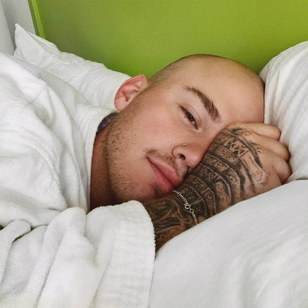 ブランドン・シェイアのインスタグラム：「My mornings consistent of many many hours of internal thoughts. Honestly the only way to slow it the fuck down is my friend Mary Jane (marijuana if you live under a rock). Today, I’m just laying here pondering so many things so I figured I would share some of those thoughts & see if any of you relate to them 😂 *I want to release my new music so fucking bad but this shit takes time. I don’t wanna release anything until I know I feel good about it. I love my music & I honestly think I have a shot at being very successful but patience is necessary right now. *Lexapro (my new antidepressant) is really helping me with my panic attacks & overall anxiety. The only thing that is pissing me off is that I gained like 40lbs on it. I am down 20lbs of that though now ;) *posting that picture of me in a speedo yesterday was FUCKING hard. I may have a decent body & take care of myself but I used to weigh 100lbs more so posting that pic for me was really brave with all this body dysmorphia I have. *I’m in Palm Springs alone & I am so confused why I haven’t vacationed alone before... y’all should try it. *I recently decided to introduce a little hard alcohol here and there for the first time in many years & it didn’t give me a panic attack which is exciting. Still don’t like drinking very much because hangovers are the worst. *Why the fuck are people so mean to each other especially online... I wish people would really start focusing all this energy on creating beautiful lives for  themselves instead of making others feel like shit. *Also, a follow don’t mean shit people... can we focus on building relationships with people for real. Social media is a double edged sword and can be amazing if you don’t take it too seriously & realize that real life is NOT what is shown on Instagram. It’s all carefully selected (or not) but none the less, it isn’t the full story. *I miss my boyfriend and think about him like 254618957 times a day.」