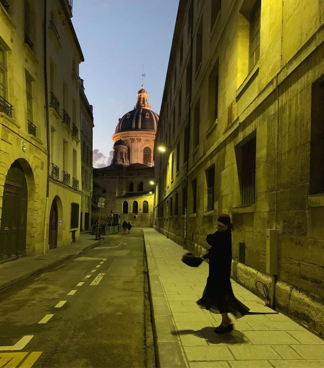 風間ゆみえさんのインスタグラム写真 - (風間ゆみえInstagram)「Saganの帰り道はほろ酔いに、心地よい夜風と踊りながらお散歩。  photo by @hiromiotsuka  #paris #noir #お散歩  #yumie_k_style」6月12日 0時58分 - yumie_kazama