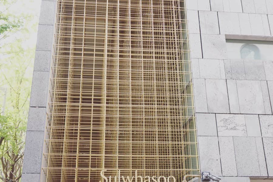 山本真由美さんのインスタグラム写真 - (山本真由美Instagram)「. 雪花秀 ｜Sulwhasoo . 上海滞在時から好きな建築家、 Neri & Huの作品。全て真鍮.. シンプルなのにこれ凄いことしてる。 . これを観たかったのと、 韓国にきたら試してみたかったソルファス。 ここのSPAを体験してみたくて🙊♡ . 浮き足立っていたので肝心な屋上を観忘れてしまう という失態 ..(´˙꒳˙`) 🥚 ㅎㅎㅎ . . #beautiful #sulwhasoo  #雪花秀 #recomendo #neriandhu #architecture #建築 #建築と女優  #design #真鍮 #korea #korean #韓国  #camera #photography #cosmetics  #美容 #高麗人参 #薬膳 #匂いフェチ  #韓方茶 #tea #ㅎㅎㅎ」6月12日 0時59分 - mayumi_yamamoto.official