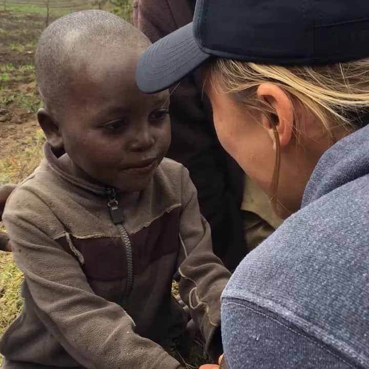 ブリアナ・エヴィガンのインスタグラム：「Reminiscing hard on africa this morning. Here’s a few videos to share our experience. There is nothing like trekking for miles in the deep jungle and showing up to find a family of mountain gorillas in their natural habitat. The kids we found in the mountains took our breath away and made me feel things I’ve never felt before. I will never ever forget these moments of life. Gorillas are 98.5% the same genetic make up as us. I see it in reverse though. If we compare ourselves to them, what were missing is the raw, loyal, genuine nature that every gorilla has with out doing anything at all. I’m coming back for you Africa!!! 🦍💨❤️ my happy place.」