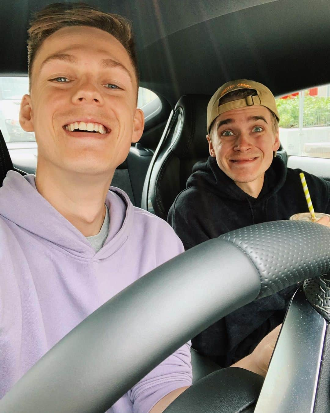 カスパー・リーさんのインスタグラム写真 - (カスパー・リーInstagram)「Clive was super relaxed with me being behind the wheel of my new car today. 😂」6月12日 1時03分 - caspar_lee