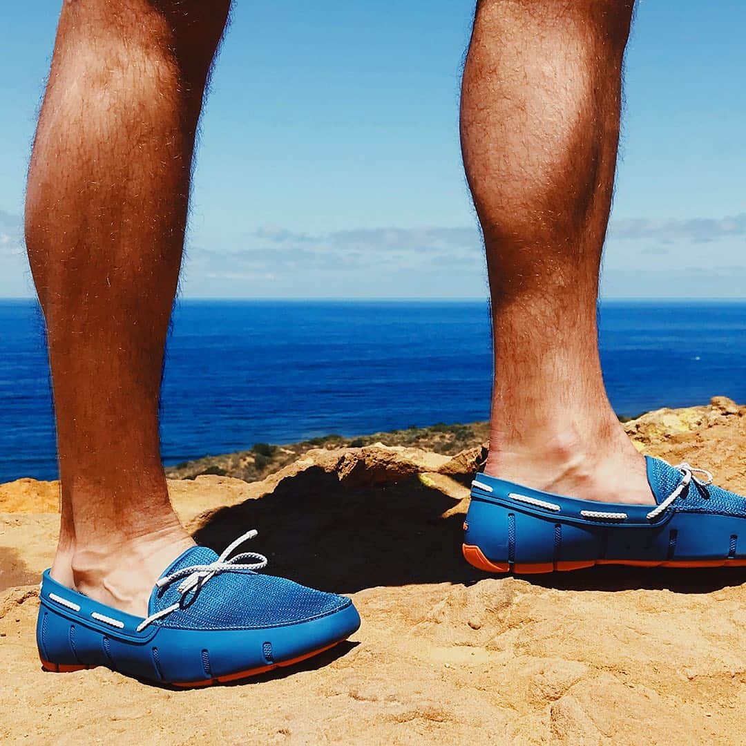 スイムズのインスタグラム：「How we're spending our week🏖️ #beachside #tuesdayshoesday #loafers #shoesoftheday #footwearfriday」