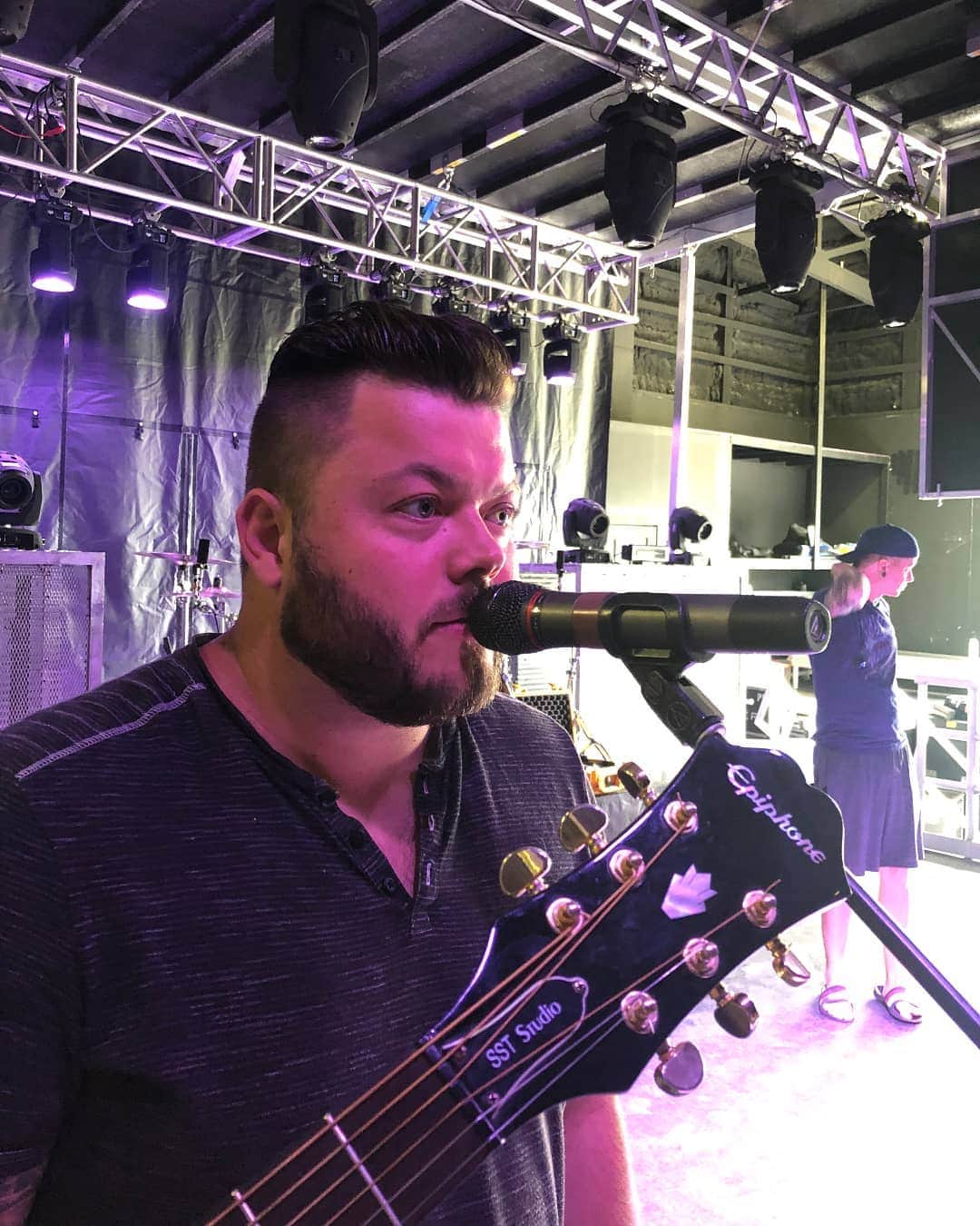 ヒンダーのインスタグラム：「Check ☑  1-2-3 🎤 Check ☑ - Jersey fans you ready? #lucky7tour #hinder」