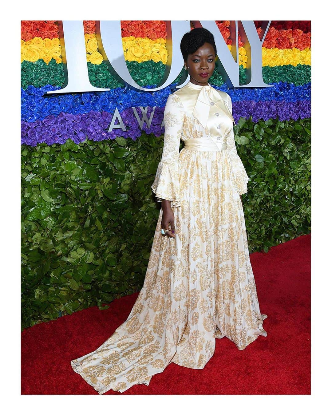 グッチさんのインスタグラム写真 - (グッチInstagram)「To the 2019 @thetonyawards held at @radiocitymusichall, presenter @danaigurira wore a #Gucci floral gown with crystal buttons and satin bow detail designed by @alessandro_michele. #AlessandroMichele #tonyawards」6月12日 1時08分 - gucci