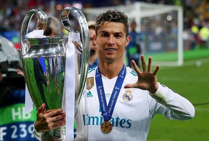 カルロス・テベスさんのインスタグラム写真 - (カルロス・テベスInstagram)「🗓 On this day in 2009, Cristiano agreed to sign for Real Madrid. 🏆 La Liga x2 🏆 Super Cup x2 🏆 Copa del Rey x2 🏆 Club World Cup x3 🏆 Supercopa de Espana x2 🏆 Champions League x4 ⚽️ 450 goals 🅰️ 131 assists ⭐️ Real Madrid's all-time top scorer」6月12日 1時18分 - futeboleras