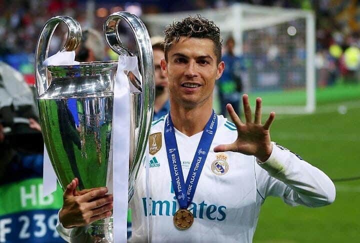 カルロス・テベスのインスタグラム：「🗓 On this day in 2009, Cristiano agreed to sign for Real Madrid. 🏆 La Liga x2 🏆 Super Cup x2 🏆 Copa del Rey x2 🏆 Club World Cup x3 🏆 Supercopa de Espana x2 🏆 Champions League x4 ⚽️ 450 goals 🅰️ 131 assists ⭐️ Real Madrid's all-time top scorer」
