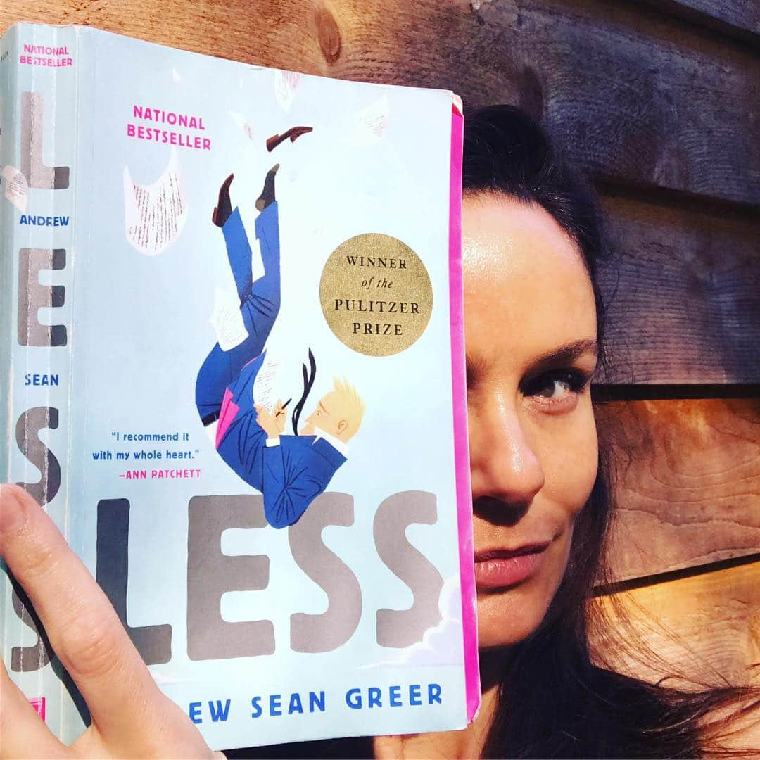 サラ・ウェイン・キャリーズさんのインスタグラム写真 - (サラ・ウェイン・キャリーズInstagram)「pssst... this is a great book.  @less_a_novel by andrew sean greer 📖 #pulitzer」6月12日 1時26分 - sarahwaynecallies