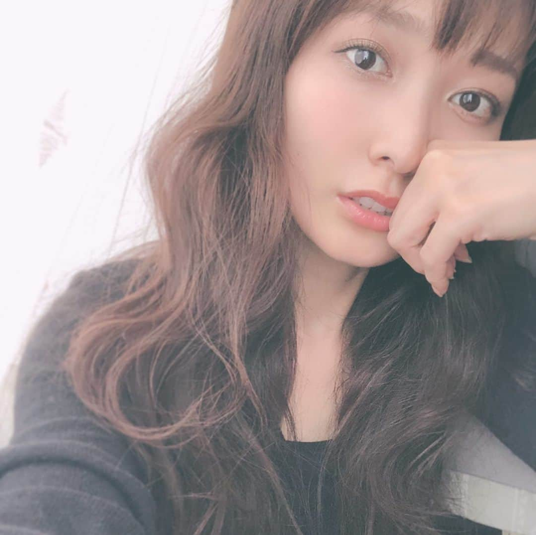 大澤有紗さんのインスタグラム写真 - (大澤有紗Instagram)「きょうのヘアはふわふわだった☁️ あと５分以内に消えゆくから今のうちあげとこ🤓🛁 #ヘアスタイル #ふわふわヘア #アイロンパーマ #波ヘア  #お風呂 #の前に #小腹を満たす #コーンごはん  #一握り 🙏🏻🌽♥️」6月12日 1時19分 - arisa_osawa_official