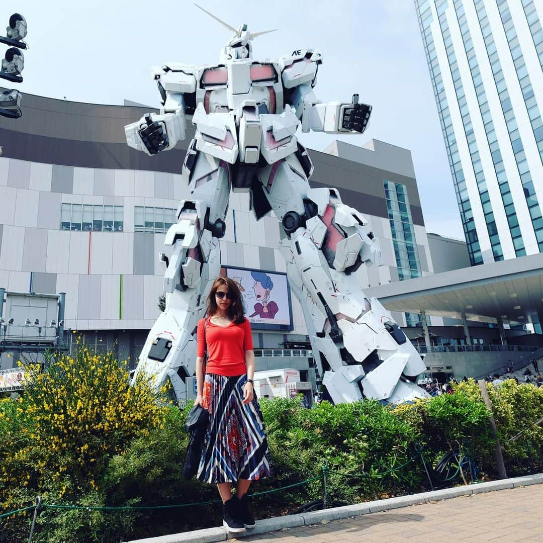 ステファニー・ヨーステンさんのインスタグラム写真 - (ステファニー・ヨーステンInstagram)「Me and my gundam.  #gundamunicorn #gundam #odaiba #tokyo #gundamstatue #mobilesuitgundam #gundamstagram #ユニコーンガンダム立像 #ガンダム #お台場 Photo by @mickymactroy」6月12日 1時25分 - stefaniejoosten