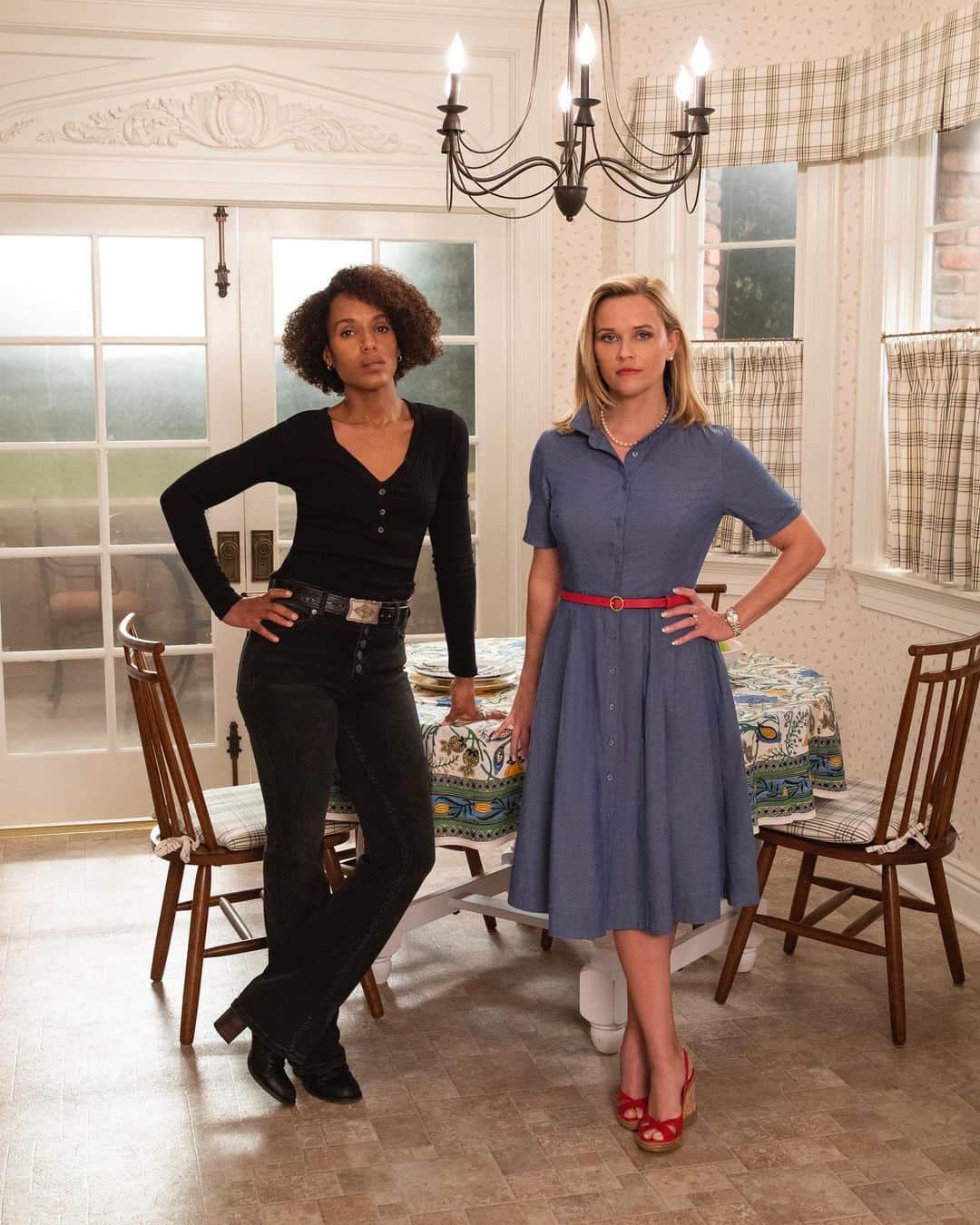 Just Jaredさんのインスタグラム写真 - (Just JaredInstagram)「@kerrywashington and @reesewitherspoon pose together in the first look at the upcoming @littlefireshulu.  #KerryWashington #ReeseWitherspoon #LittleFiresEverywhere Photo: Hulu」6月12日 1時30分 - justjared