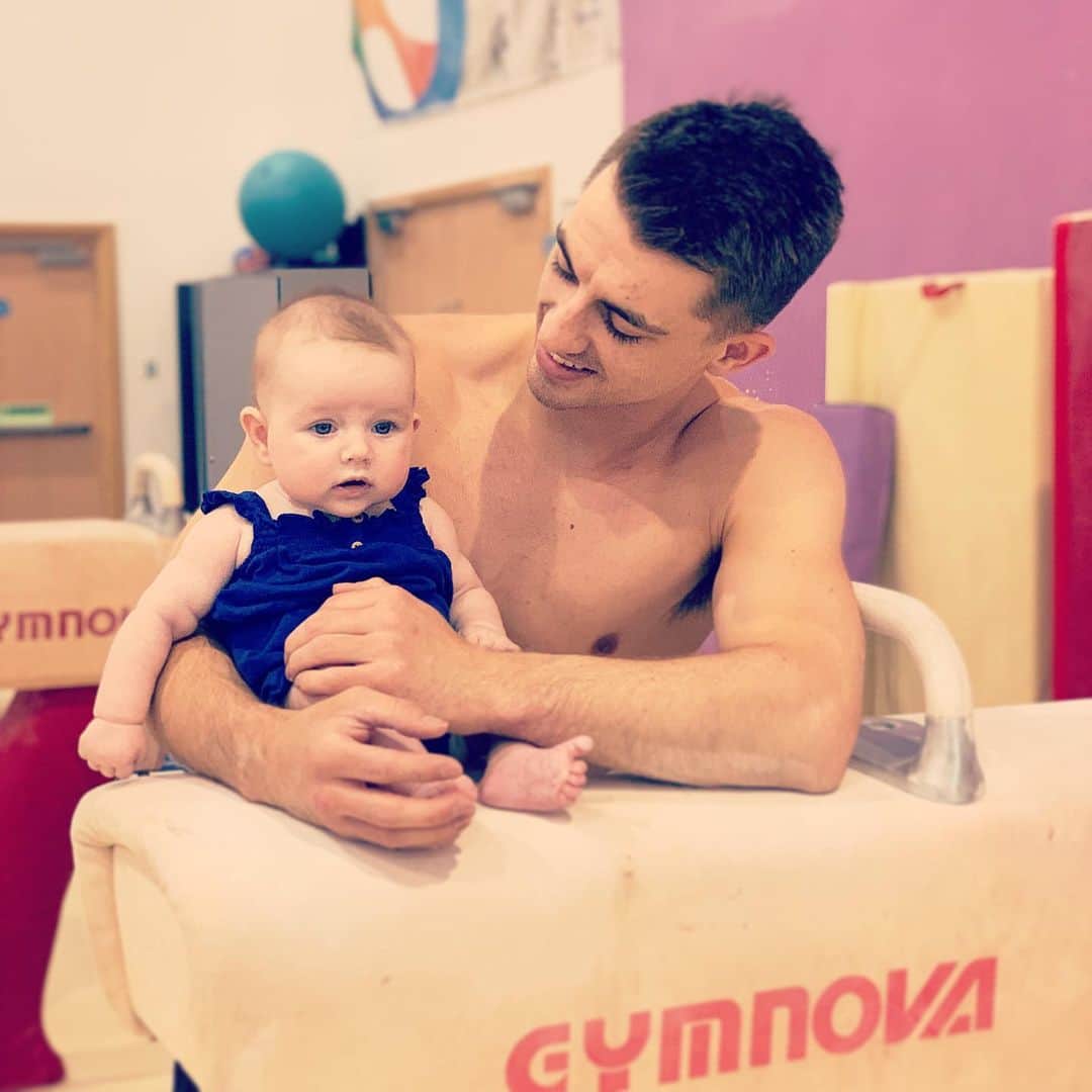 マックス・ウィットロックのインスタグラム：「Willow joined me for my pommel session today 👶😊」