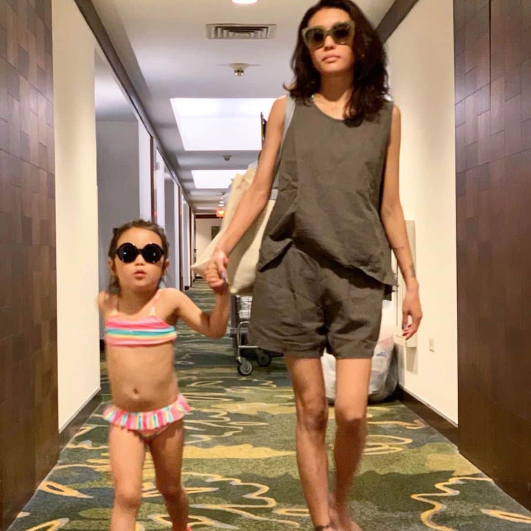 内藤陽子のインスタグラム：「パプリカ、いい曲よね🎶 保育園で歌ってるらしい💁‍♀️ うちではTVは抜いてるので、情報はネットニュースしか見ないから知らなかった。 YouTubeで調べたら米津バージョンもあって、それも良かった。 #パプリカ #微妙な腰振りが可愛いんだよな #幸せ時間 #あなたの親になれて幸せだよ」