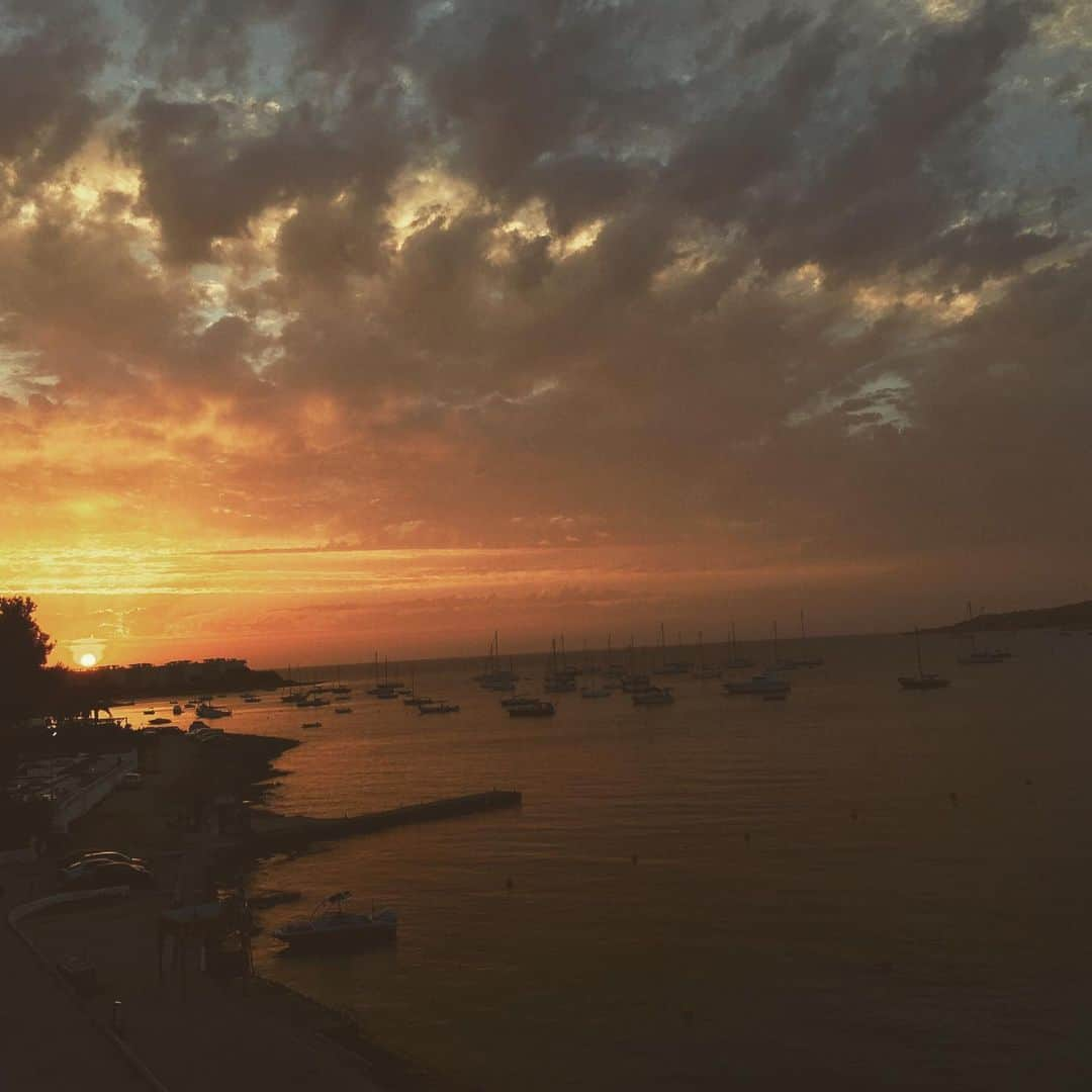 ジャニス・キャバニャさんのインスタグラム写真 - (ジャニス・キャバニャInstagram)「🌅🎶 No se me olvida esa noche en Ibiza. En el muelle con la brisa Flamenco y tu sonrisa, yeah! 🎶🌅 #ibiza2019」6月12日 1時44分 - janiscavagna