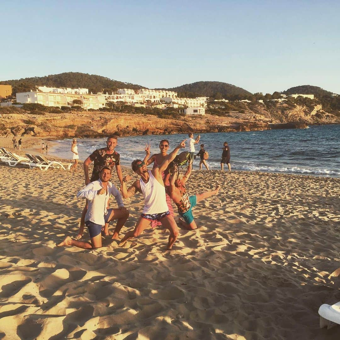 ジャニス・キャバニャさんのインスタグラム写真 - (ジャニス・キャバニャInstagram)「🌅🎶 No se me olvida esa noche en Ibiza. En el muelle con la brisa Flamenco y tu sonrisa, yeah! 🎶🌅 #ibiza2019」6月12日 1時44分 - janiscavagna