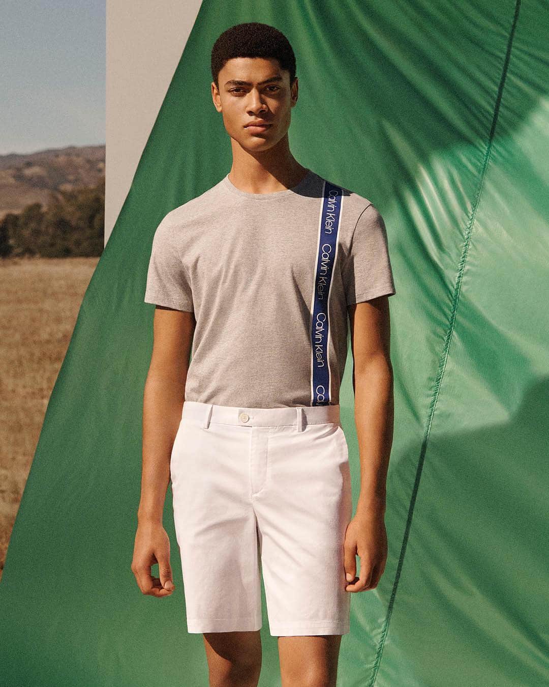 Calvin Kleinさんのインスタグラム写真 - (Calvin KleinInstagram)「Last minute #FathersDay gift? #CALVINKLEIN has you covered. ⠀⠀⠀⠀⠀⠀⠀⠀ In the green 🍃 discover our new #Spring wardrobe classics for the #Casual Dad — featuring our regular fit band logo t-shirt paired with the New Essentials stretch shorts. ⠀⠀⠀⠀⠀⠀⠀⠀ Shop now 🔝」6月12日 1時47分 - calvinklein