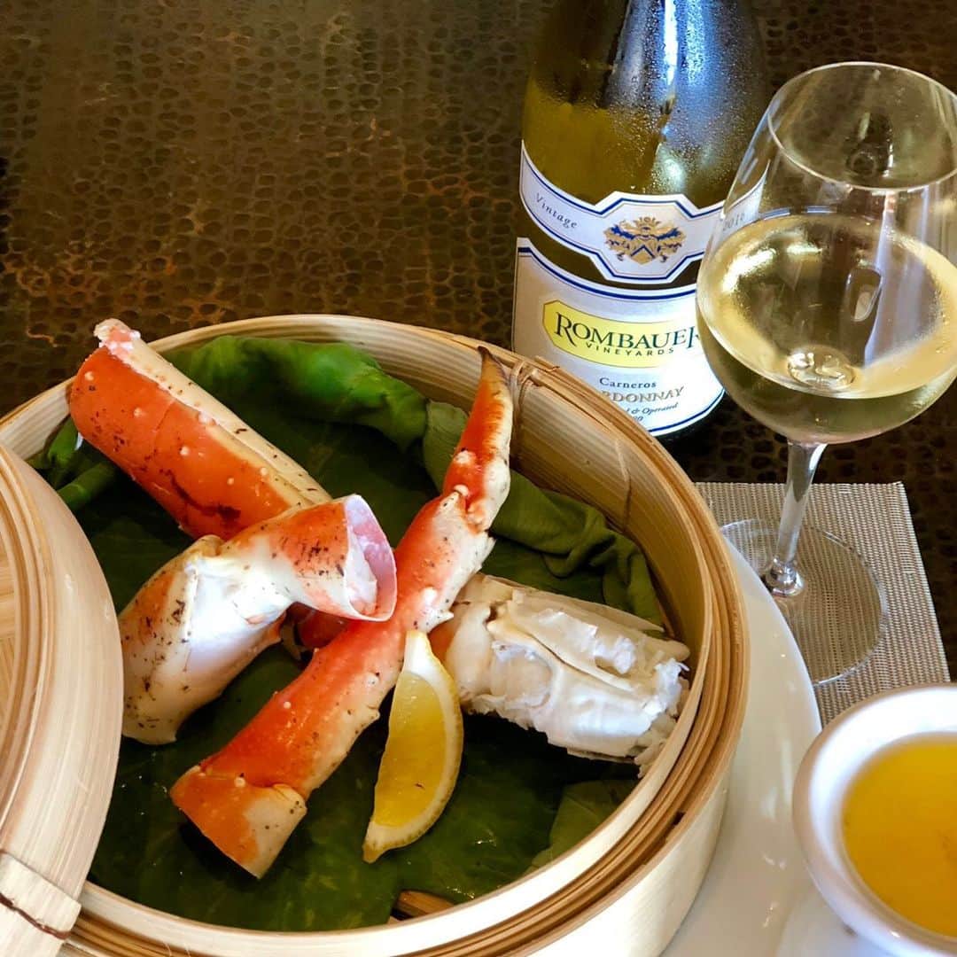 Trump Waikikiさんのインスタグラム写真 - (Trump WaikikiInstagram)「When you dine on steamed Alaskan king crab legs with drawn butter, you might want to try a chardonnay with enticing aromas of vanilla, melon, papaya, and mango.  Tables 2 and 4 are quite popular so join us for a bon vivant experience at Wai‘olu Ocean Cusine. #waioluoceancuisine #trumpwaikiki #newseafooddinnermenu #seafoodrestaurantwaikiki #crab #nomnom  ワイオル・オーシャン・キュイジーヌで、身がいっぱい詰まったアラスカ産のキングクラブはいかがですか。溶かしバターをつけてお召し上がりください。ワイオルではシーフードにぴったりなワインを種類豊富にご用意しています。 #ワイオルオーシャンキュイジーヌ #トランプワイキキ #シーフードレストラン #ワイン #カニ」6月12日 1時50分 - trumpwaikiki