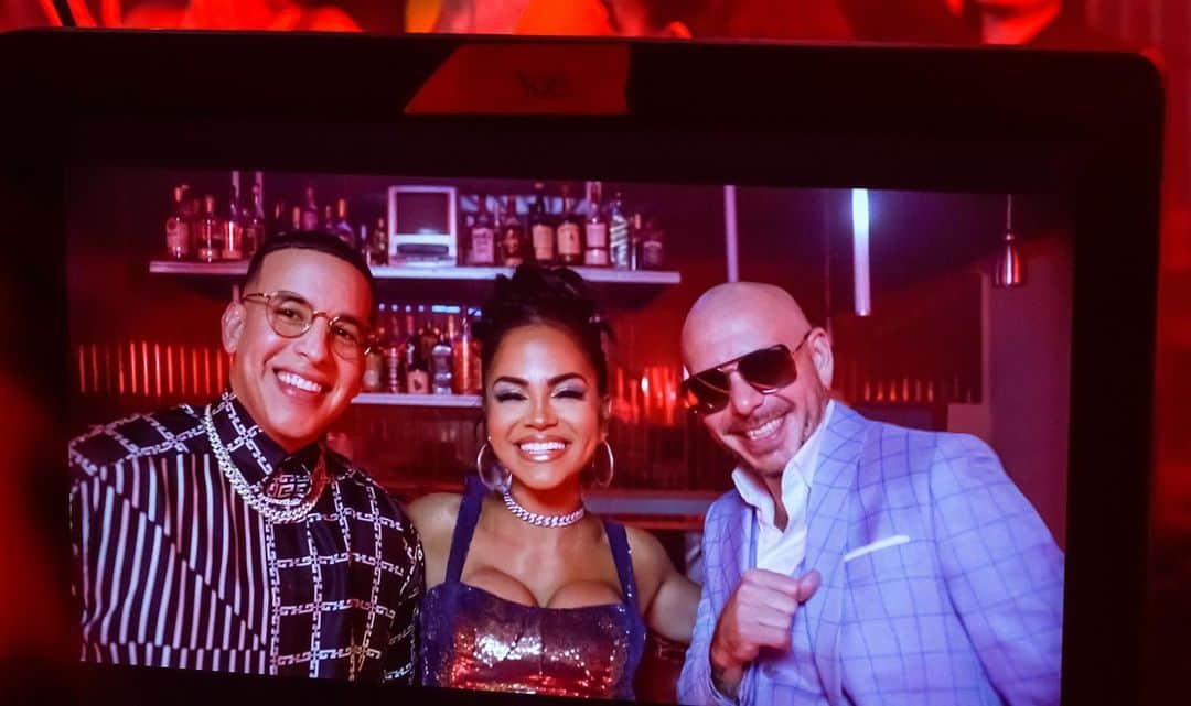 ピットブルのインスタグラム：「The three amigos! 😉 Yours truly, @daddyyankee and @nattinatasha on set for the "No Lo Trates" video. Have you seen it yet?」