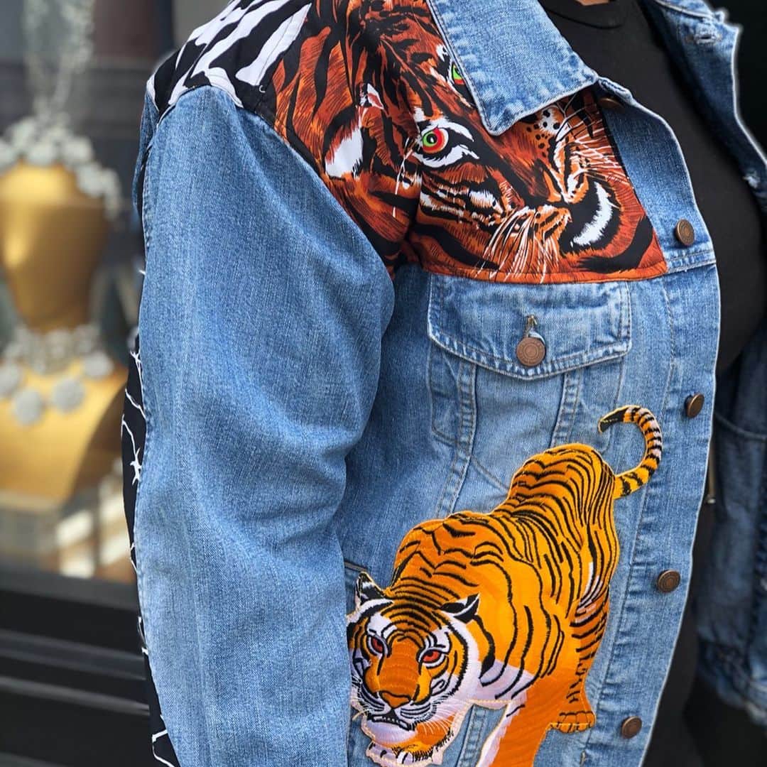 バトラー&ウィルソンさんのインスタグラム写真 - (バトラー&ウィルソンInstagram)「EYE OF THE TIGER 💪🏽👁 This jacket is definitely a POWERFUL statement 🐅 Shop these one-off unique jackets at #ButlerandWilson Fulham Road✨ We have lots more designs to chose from ‼️ • • #ButlerandWilson #fashion #style #jacket #tiger #ontrend #embroidery #textile #trending #denim」6月12日 2時03分 - butlerandwilson