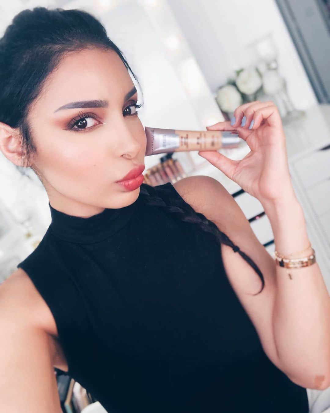 sananasのインスタグラム：「Les gagnants sont : @nanoud83 , @maryaahc , @bylucylle , @karine27_07 , @jade_dlph Envoyez moi vite vos coordonnées en mp !  Je ne sais pas si vous avez vu ma dernière vidéo mais je réalise le look d’une chanteuse Coréenne de K-pop 🙈 (lien dans la bio) avec des produits petits prix dont le nouveau produit teint de @Maybelline_fr : Le Dream Urban Cover😍L’allié parfait au quotidien car il lutte contre les agressions extérieures🛡 C’est un perfecteur de teint avec une belle couvrance, une très bonne tenue et surtout un SPF 50 🎉C’est le premier produit teint de grande distribution à avoir une si haute protection ! 👏🏻Et ce à 9,90€ s’il vous plaît !👌🏻 Il est dispo dans 21 teintes (Swipez pour voir les swatchs) ! . Assez de blablatage, place au concours les gars 😆 Je propose à 5 d’entre vous de gagner deux teintes du Dream Urban Cover ! Pour participer c’est très simple : 1-Liker cette photo  2-Être abonné au compte de @maybelline_fr et au mien  3-Poster un commentaire en mentionnant les 2 teintes que vous aimeriez gagner avec le hashtag #DreamUrbanCover !  Et voilà c’est tout ! 😃 . Vous avez jusqu’au dimanche 16 juin 23h59 pour participer ! Good luck 🍀💚 . #Maybelline #MaybellineFr #DreamUrbanCover」