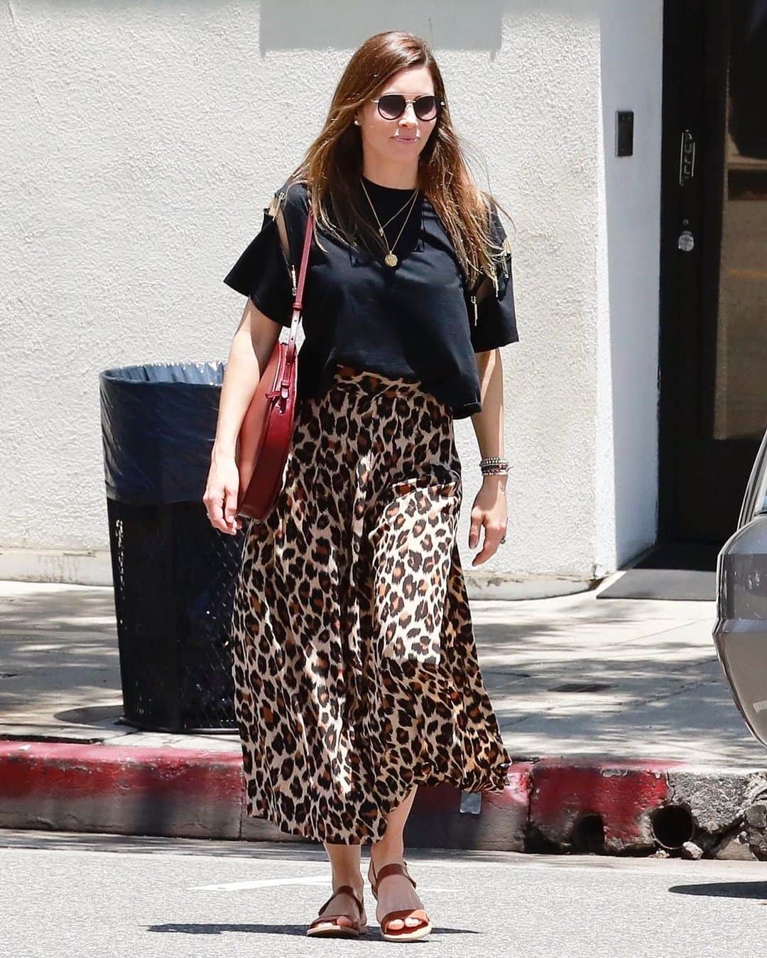 WHO WHAT WEARさんのインスタグラム写真 - (WHO WHAT WEARInstagram)「Another day, another leopard midi skirt outfit we want to wear. Tap our link for the key pieces you need to get @jessicabiel's chill summer look. photo: backgrid」6月12日 2時09分 - whowhatwear