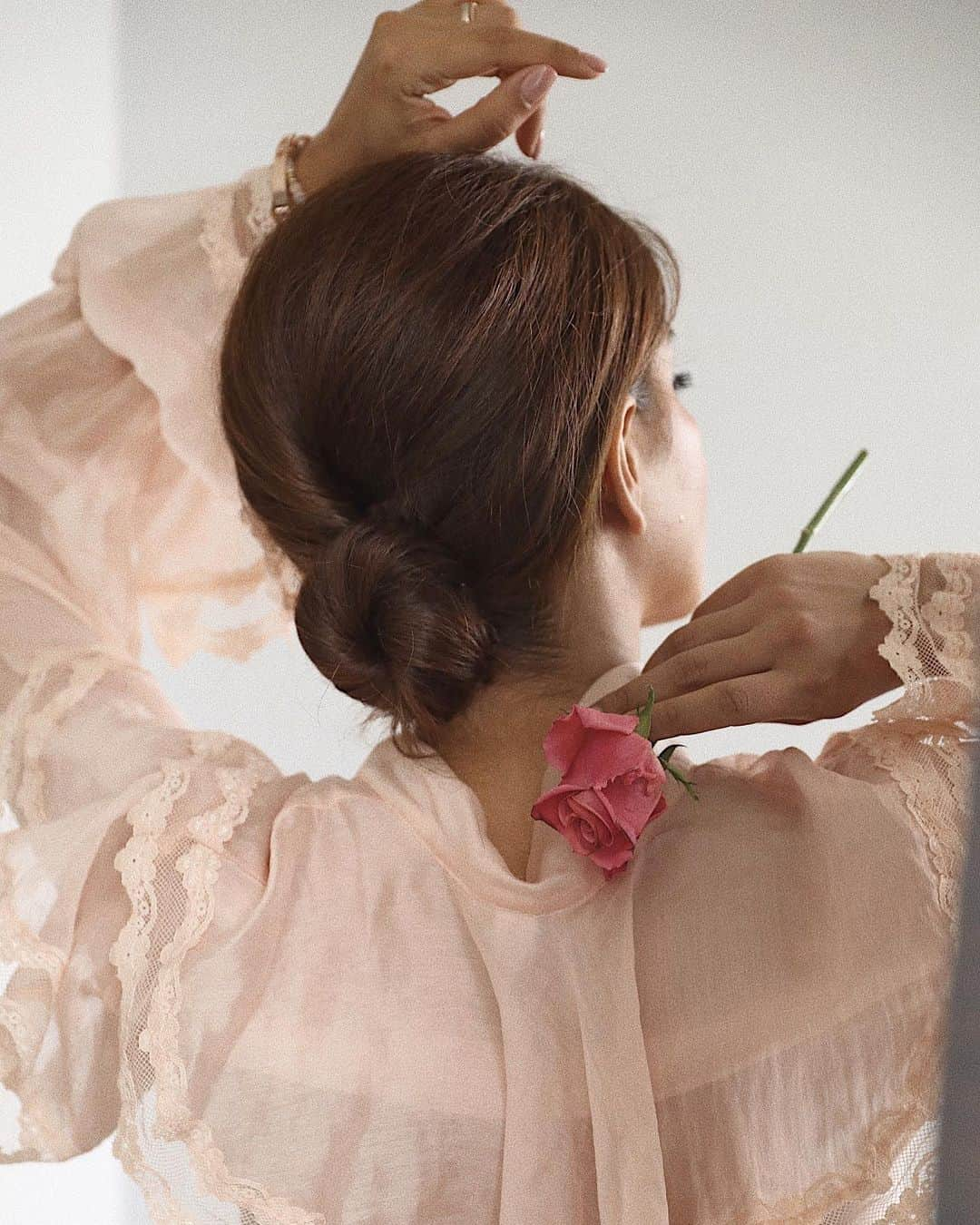 Sarah Angiusさんのインスタグラム写真 - (Sarah AngiusInstagram)「Always a bun lover♥️ #hairbunstyle #romantic #updo #sarahangius」6月12日 2時19分 - sarahangius