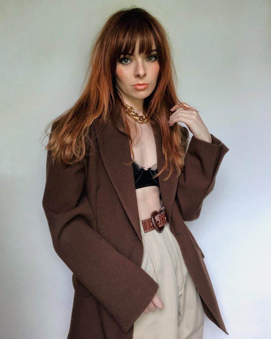 ジェーン・アルドリッジのインスタグラム：「We have had no electricity since our horrible storm here on Sunday ⚡️🌪 they say it might not come on until Friday (I’ll be out of town by then phew) until then I’m just getting dressed in the dark!」