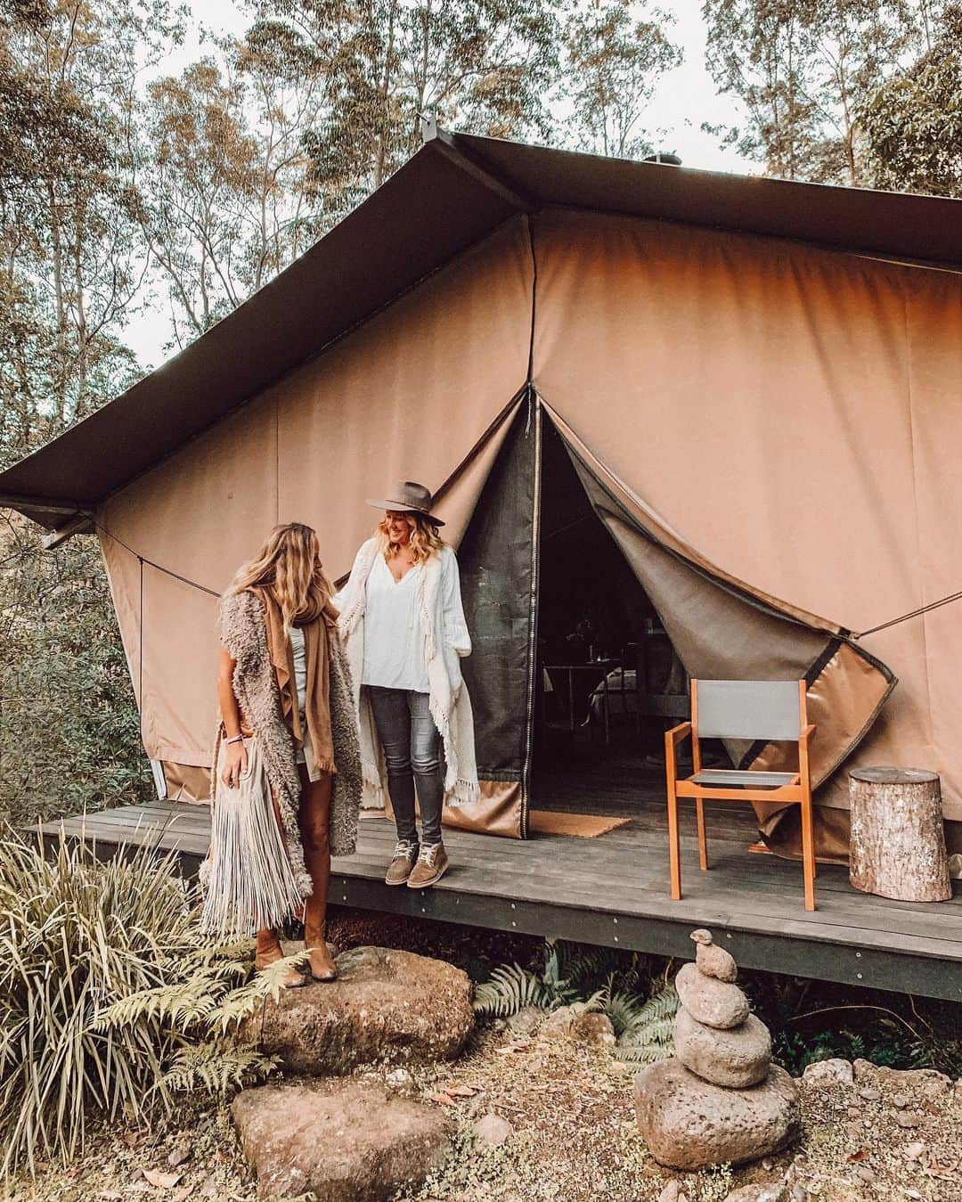 SPELLさんのインスタグラム写真 - (SPELLInstagram)「We’re deep in the bosom of QLD’s Lamington National Park ~ at @nightfallcamp ~ a place very special to both @isabella_spell and I, and well, we thought the perfect place to gather and share and learn together 💡🌾 we’ve brought some of our friends and influencers to this extremely beautiful part of our country to help spread the message about #climatechange with @theclimatecouncil, who we support as members of @1percentftp 🌏 We feel really privileged to be hosting this knowledge sharing retreat in spreading awareness to new audiences for @theclimatecouncil, at a place that makes us feel so deeply connected to nature. Tonight, we’ll be sitting at a campfire learning from Prof. Hilary Bambrick about all things Climate Change and the work Climate Council do 🧡#spellxclimatecouncil xx @lizzyabegg」6月11日 17時26分 - spell