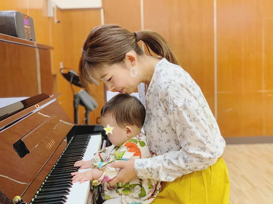 中村愛さんのインスタグラム写真 - (中村愛Instagram)「🎹♡ ・ ・ ・ 意外と #ピアノ 弾ける人。 でもセンスないから先生に怒られてばかりだったなぁ〜w と言いつつ2枚目の写真の顔をご覧ください…入りこんでる風‼️笑笑 最後は #パノラマ写真 で加工してみた🌟 今週はピアノ🎹上手な星野みちる @hoshinomichiru ちゃんを相手にマジックをやろうと考えてます！ #やついフェス にて‼️ #生後9ヶ月 #シンガーソングライター #星野みちる #中村愛」6月11日 17時18分 - nakamuramura_ai