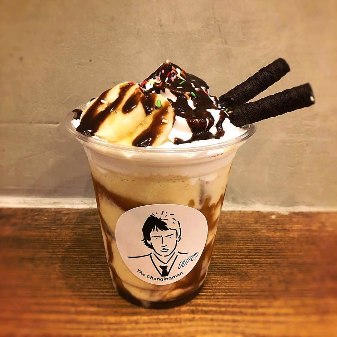 櫻本茉朋のインスタグラム：「今更ながら…  インスタ映えと呼ばれるオシャレカフェで、オシャレな飲み物をいただきました✨  バナナプリン味のドリンク🍌🍮 バナナのまろやかな酸味と甘さ、プリンの濃厚な甘みが美味でした💓  #糖分補給 #おしゃれスポット行くと緊張する #バナナ #プリン #愛媛カフェ」