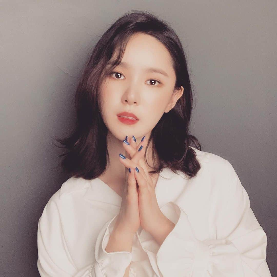 ダヘ さんのインスタグラム写真 - (ダヘ Instagram)「안녕하세요 미교입니다. 먼저 그동안 좋지 않은 소식으로 많은 분들께 걱정을 끼쳐드려 죄송합니다. 전 소속사 대표님 이하 모든 스텝들이 계약 기간 동안 저를 누구보다 열심히 최선을 다해 케어해 준 점에 대해서는 언제나 감사하게 생각하고 있었습니다. 이러한 이유로 소속사와 분쟁을 벌이고 있는 상황이 너무 힘들고 아쉬웠지만 분쟁 발생 이후에도 원만한 해결을 위해 노력하였습니다. 그 결과 서로의 성공을 바라며 전속 계약 관계를 마무리하기로 최종 합의하였습니다. 분쟁 발생에서 뜻하지 않게 서로에게 이미지 피해가 생겨서 안타깝게 생각하며, 저를 위해 노력해 주신 모든 스텝들에게 감사와 사과의 말씀 전하고자 합니다. 저도 앞으로 대중 여러분들께 사랑받고 위로를 전해 드릴 수 있는 아티스트로 거듭나기 위하여 최선을 다해 좋은 음악으로 다가가고 노력하겠습니다.  #언제까지나 #응원해주시는 #팬분들께 #감사하고 #사랑한다는 #말씀전합니다」6月11日 17時28分 - jjeon_migyo