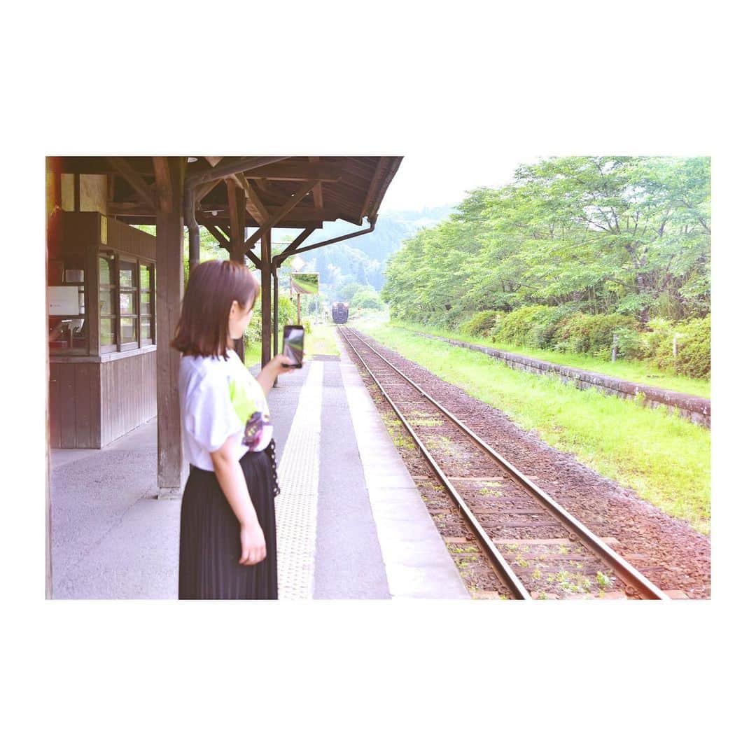 前田美里のインスタグラム：「無人駅。  #鹿児島 #嘉例川駅 #嘉例川 #レトロ #無人駅 #列車 #線路 #ファインダー越しの私の世界 #写真好きな人と繋がりたい #nikon #D5500 #nikond5500 #picture #japan #photography #instagood #instaphoto #film #film_jp」