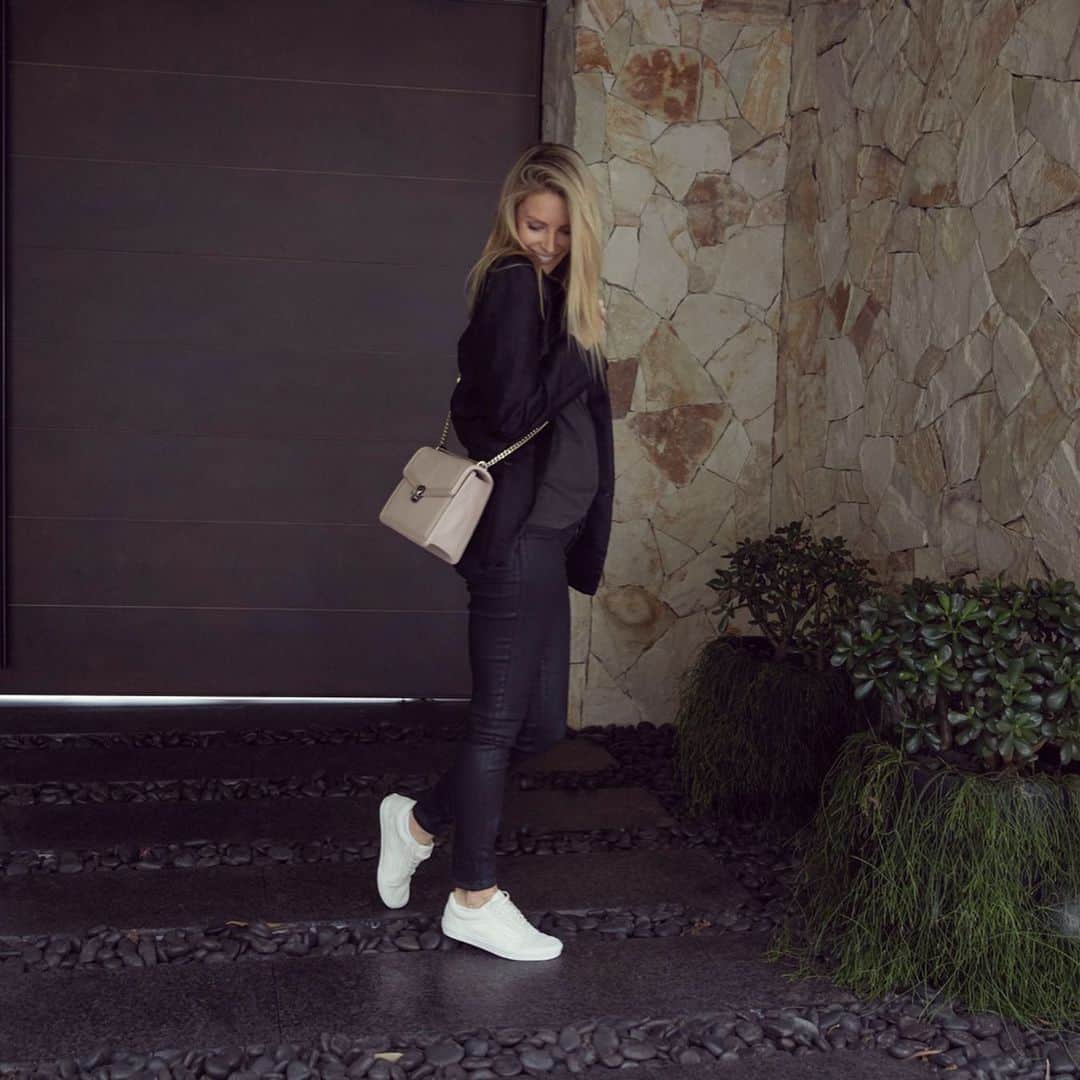 ジェニファー・ホーキンスのインスタグラム：「Today with bump!! 🥰💕 MAJOR shout out to @bulgariofficial for this beautiful bag!! Absolutely love it. (I know who will be borrowing this one day! 😉)」