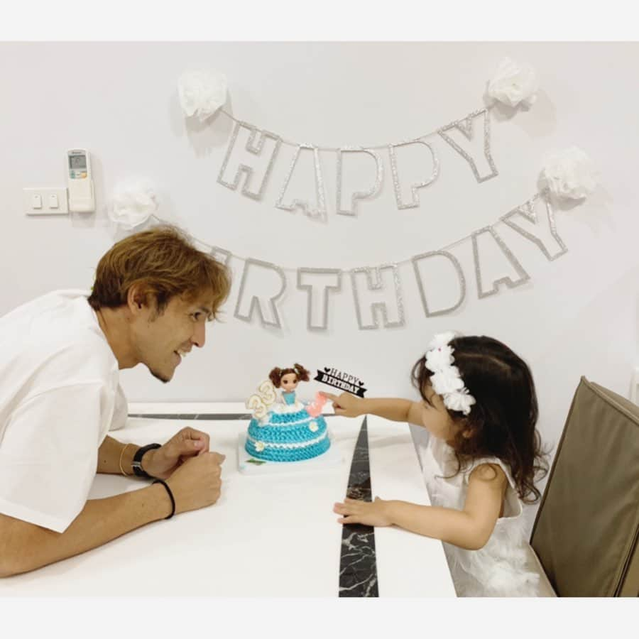 中村明花さんのインスタグラム写真 - (中村明花Instagram)「.﻿ 誕生日当日は終始笑顔が溢れでていた娘👧🏻﻿ ﻿ 保育園でお祝いしてもらいニコニコ☺︎﻿ ﻿ おうちでご飯の後は娘の好きそうなワンピースのプレゼントをしてお着替え。﻿ （ブリブリ系を選ばない辺りが娘の好きそうなというよりは私好みのワンピースなんですが。笑）﻿ ﻿ 『お姫様だー！』と、鏡を見て笑顔でくるくるくるくる回る回る⚛︎﻿ ﻿ birthdayケーキで人形のケーキが出てきて『きゃー💕』と声がもれる。﻿ （3歳で“きゃー”だなんて、女の子だねぇ♡）﻿ ﻿ ケーキの後は誕生日プレゼントでPeppa pigのバスの形をしたボールプールの登場で騒ぎながらの笑顔だだ漏れでした╰(*´︶`*)╯﻿ ﻿ ﻿ 海外生活。娘なりに頑張ってることがいーっぱいある分、こんなに笑顔尽くしの娘を見てたら涙でそうでしたわ(*´-`)年取ったな自分。﻿ ﻿ 娘の喜ぶ姿が見られてパパとママは幸せだよ♡﻿ ﻿ ﻿ #パパも誕生日だけどね﻿ #主役は娘になっちゃうよね﻿ #パパごめんね﻿ #でも娘が喜ぶ顔見るのがパパの誕生日プレゼントだよね ﻿ #とか言っとく（笑）﻿ ﻿ ﻿」6月11日 17時36分 - sayaka_nakamura3