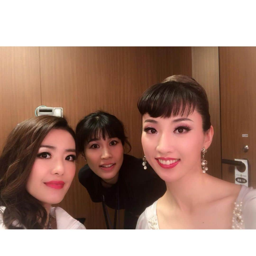 沢希理寿さんのインスタグラム写真 - (沢希理寿Instagram)「6／3にヤマハホールにて レジェンドたちのシャンソンシリーズ オープニングデイスペシャル 〜歌い継がれるうた〜 出演させていただきました！  ヤマハホールという素晴らしいホールで 歌わせていただけて幸せに思います。  #榛名由梨 さん、#鳳蘭 さんと同じステージに立たせていただけて感動です。 先輩方のオーラに包まれて幸せなひと時でした。  共演させていただいた女性シンガーの皆様 シャンソン歌うの初めてだった方も沢山！ 皆さんの魂を込めた歌声とっても素敵でした！  ヘアメイクは同期の暁郷ちゃんがしてくれました！ いろんな分野で同期が活躍していてとても刺激になります🥰  #ヤマハホール#宝塚OG#シャンソン #美翔かずき#ヘアメイク #暁郷 #琴音和葉 #鳳真由 #篁祐希」6月11日 17時37分 - rizu_sawaki