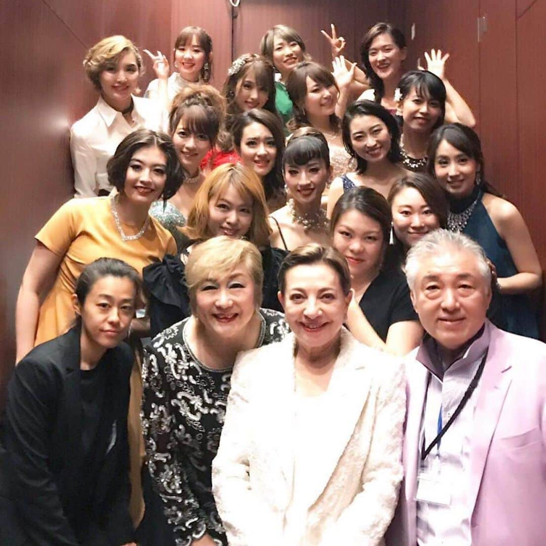 沢希理寿さんのインスタグラム写真 - (沢希理寿Instagram)「6／3にヤマハホールにて レジェンドたちのシャンソンシリーズ オープニングデイスペシャル 〜歌い継がれるうた〜 出演させていただきました！  ヤマハホールという素晴らしいホールで 歌わせていただけて幸せに思います。  #榛名由梨 さん、#鳳蘭 さんと同じステージに立たせていただけて感動です。 先輩方のオーラに包まれて幸せなひと時でした。  共演させていただいた女性シンガーの皆様 シャンソン歌うの初めてだった方も沢山！ 皆さんの魂を込めた歌声とっても素敵でした！  ヘアメイクは同期の暁郷ちゃんがしてくれました！ いろんな分野で同期が活躍していてとても刺激になります🥰  #ヤマハホール#宝塚OG#シャンソン #美翔かずき#ヘアメイク #暁郷 #琴音和葉 #鳳真由 #篁祐希」6月11日 17時37分 - rizu_sawaki